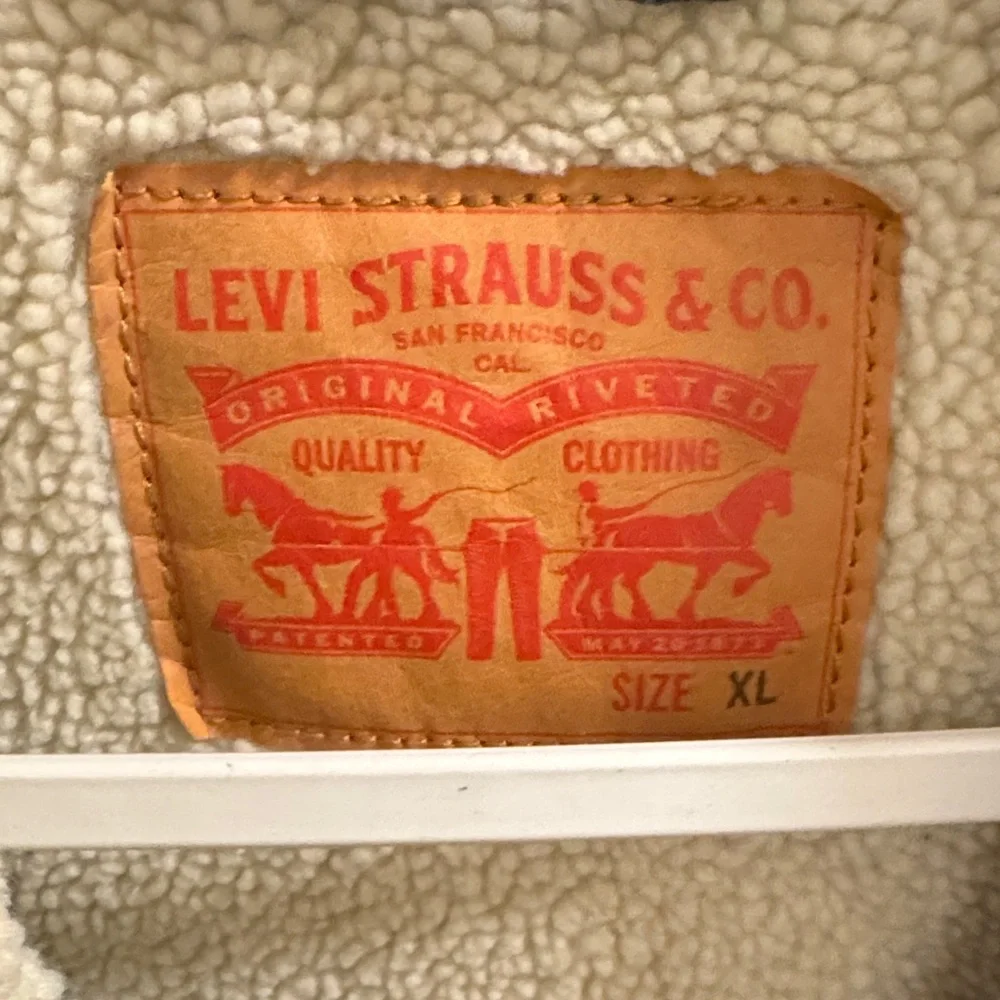 Levi's Dark Blue Denim Jacket with Cream Sherpa Collar - Picture 2 of 5